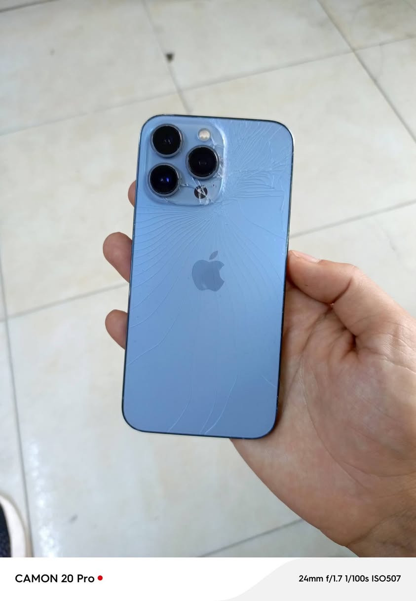 السلام عليكم
ايفون 13برو فقط 
* iPhone 13 Pro:*

- *الشاشة*: 6.1 بوصة Super Retina XDR OLED بدقة 1170x2532 بكسل، معدل تحديث 120Hz ProMotion، سطوع 1200 شمعة، حماية Ceramic Shield
- *المعالج*: Apple A15 Bionic سداسي النواة بتقنية 5 نانو مع معالج رسومي خماسي النواة
- *الذاكرة*: 256  
- *الكاميرا الخلفية*: ثلاثية 12+12+12 ميجابكسل
    - 12 ميجابكسل رئيسية بفتحة F/1.5 مع مثبت بصري Sensor-Shift
    - 12 ميجابكسل تيليفوتو زوم بصري 3x بفتحة F/2.8  
    - 12 ميجابكسل واسعة 120 درجة F/1.8
    - مستشعر LiDAR للتركيز بالظلام والبورتريه الليلي
    - تصوير فيديو ProRes 4K + سينمائي Cinematic Mode
- *الكاميرا الأمامية*: 12 ميجابكسل F/2.2 مع Face ID

- *مميزات إضافية*:
    - مقاومة ماء وغبار IP68 لعمق 6 متر
    - هيكل ستانلس ستيل + ظهر زجاج
    - سماعات ستيريو + دعم Dolby Atmos
    - يدعم 5G + Wi-Fi 6 + بلوتوث 5.0 + NFC + UWB
   

*
الجهاز وتر ممفتوح 
بطاريه 75بلادية ابد ميصرف شحن 
وكع مني وتفطر الظهر 
الجهاز مكفول

السعر 450
مكاني بغداد الكاظمية 
توصيل ماعندي 
***********
