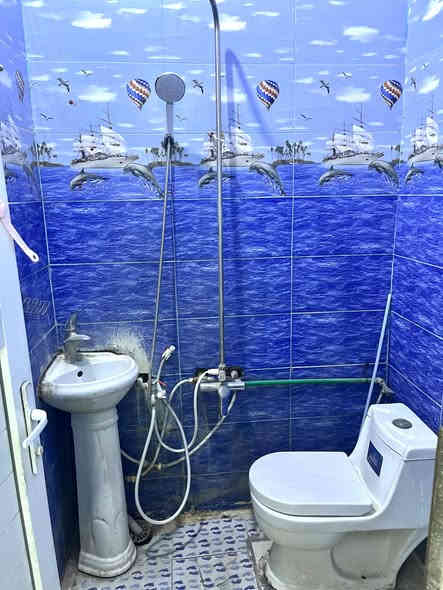 دار الايجار المساحة 100م بناء غرفة وصالة واستقبال السعر 300الف الاستفسار الاتصال على  التالي *********** او مراجعة مكتب المصطفى قرب مؤكولات السلطان
