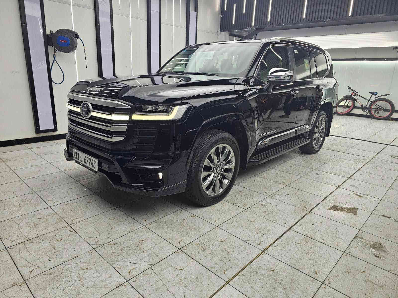 السلام عليكم 
للبيع تويوتا لاندكروزر 
موديل 2024 
VX لمتدد فول مواصفات 
بريم اصلي رادار امامي وتحديد مسار و5 كامرات وكراسي تدفئة وتبريد حتى الخلفيات والكراسي كلهن كهرباء حتى ال7 راكب هم كهرباء وكرسي السايق  خزن ميموري وبقية المواصفات المعروفة باللمتدد الvx 
السيارة مغلفة PPF من جانت زيرو ضمان 15 سنة 
مكفولة كفالة عامة عدا ملاحظة جدا بسيطة 
ماشية 12 الف جديدة جدا بحالة الزيرو 
رقم بغداد الجديد وبأسمي تحويل مباشر 
السعر 800 وبيهة مجال 
***********
*********** بغداد
