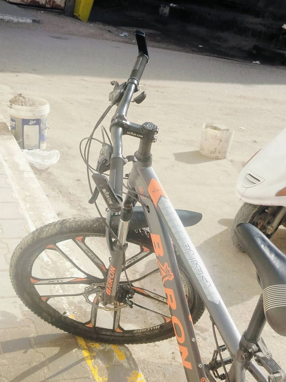 بيسكل جبلي للبيع بلادي كله ما بدل منه شي كله شركه 
السعر 100وبي مجال للستفسار ***********
