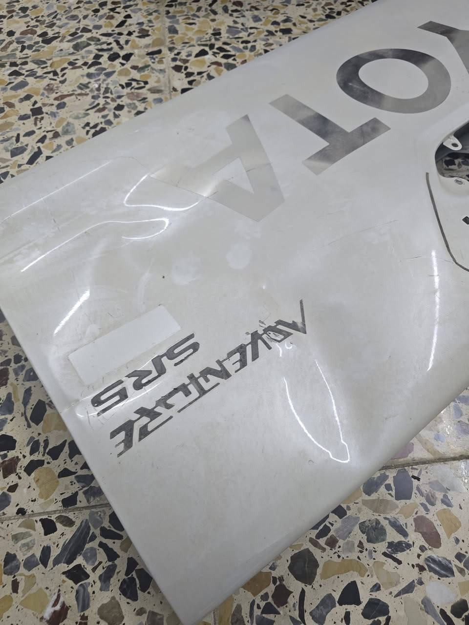 السلام عليكم باب خلفي مال هايلوكس افنجر ويرهم لل G R بي ضربه مثل ما موضحه بلصور سعره 500 دولار
وكفر بگلايت خلفي بس كسر بسيط مثل ما موضح سعره 33 دولار
 العنوان بغداد ***********
