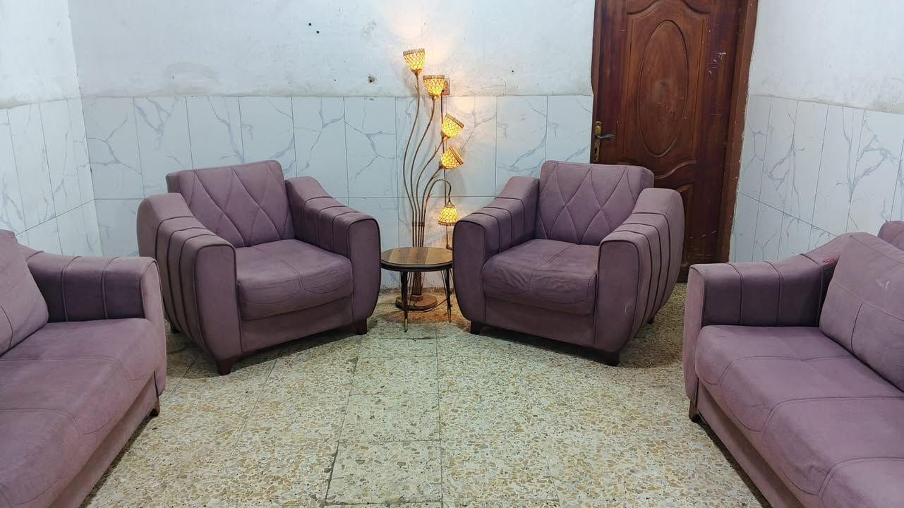 تخم تركي سرير ومخزن 7 مقاعد نظيف
سعره 220 وبي مجال لبياع 
يوجد توصيل بكروه ب واتساب
***********
