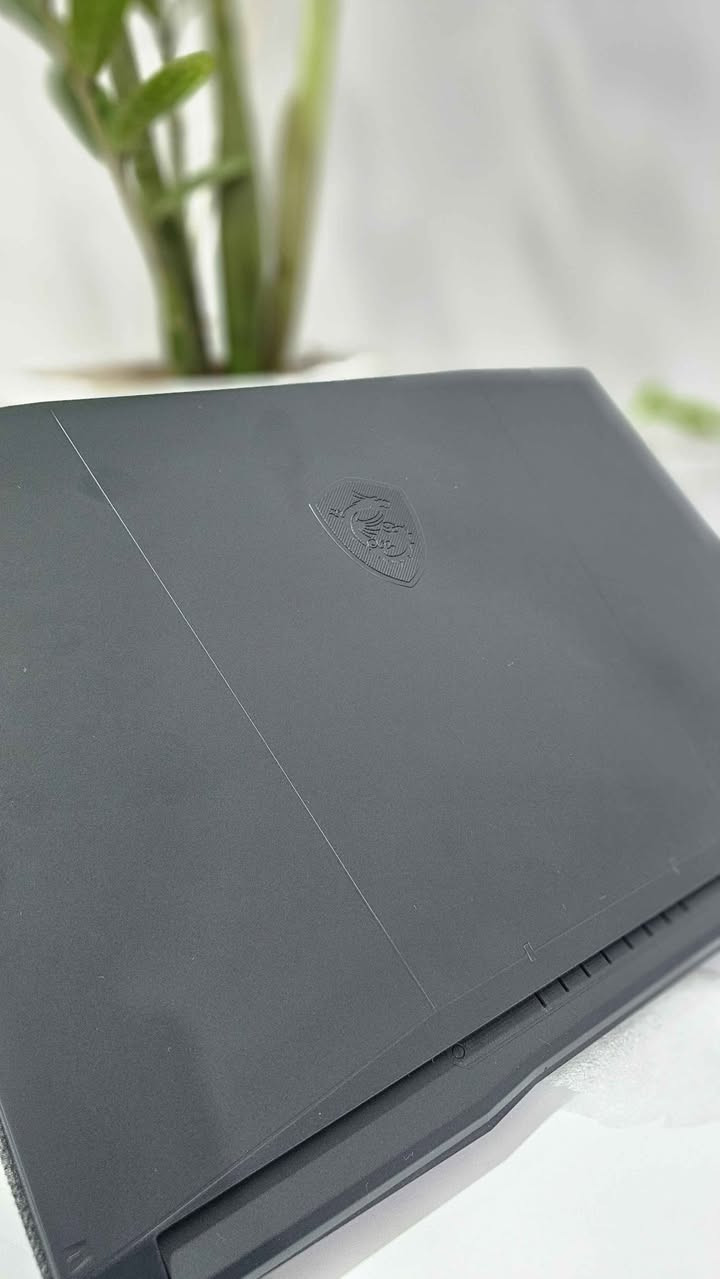 🚀 وحش الألعاب والمونتاج للبيع | MSI Katana 15 HX B14WGK 🚀
للبيع لابتوب جيمنج من الفئات القوية والحديثة جداً، مخصص للألعاب الثقيلة، برامج المونتاج، الرندرة، والتطوير. الجهاز بحالة ممتازة وشبه جديد!
💡 أهم المواصفات التقنية:

* المعالج (CPU): Intel Core i7-14650HX (جيل 14 قوي جداً بـ 16 نواة).
* كرت الشاشة (GPU): NVIDIA GeForce RTX 5070 (بذكرة 8GB من الجيل الأحدث لمعمارية Blackwell ودعم DLSS 4).
* الشاشة: 15.6 بوصة بدقة QHD (2560x1440) وتردد 165Hz (ألوان خرافية وسلاسة تامة).
* الذاكرة (RAM):  16GB من نوع DDR5 السريع.
* التخزين (SSD):  1TB فائق السرعة NVMe PCIe Gen4.
* التبريد: نظام Cooler Boost 5 بمروحتين مخصص للأداء الشاق وتشتيت الحرارة.
* لوحة المفاتيح: مضيئة 4-Zone RGB بشكل مميز وعصري.

✨ حالة الجهاز والملحقات:

* الحالة: جديد بدون بوكس
* الملحقات: الشاحن الأصلي فقط

💰 السعر المطلوب: خاص 
📞 للتواصل والاستفسار: ***********

https://t.me/epic_store2 بغداد, العراق
