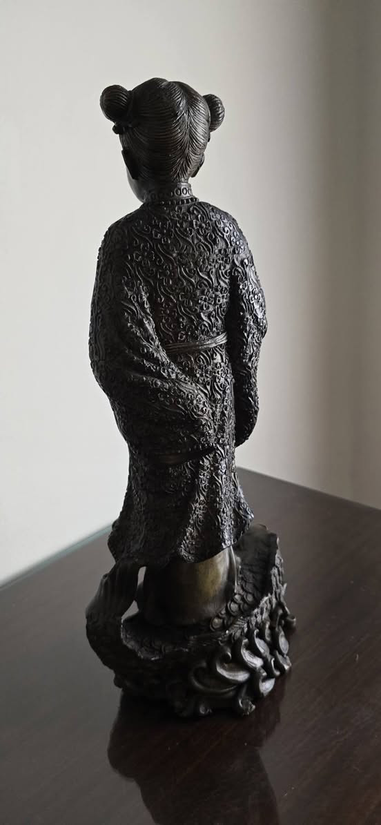 تمثال برونز شينواة 
 الشخصية / لان تساي خه (Lan Caihe)، وهي واحدة من "الثمانية الخالدين" في الثقافة  الصينية
  يظهر التمثال فتاة ترتدي رداءً مزخرفاً وتحمل سلة زهور، وتقف فوق قاعدة على شكل سمكة 
ارتفاع/ 41 سم 
السعر / 25 الف


**إذا كنت صاحب هذا الإعلان وتريد حذفه لأي سبب، رجاءا أرسل رسالة إلى الدعم الفني**