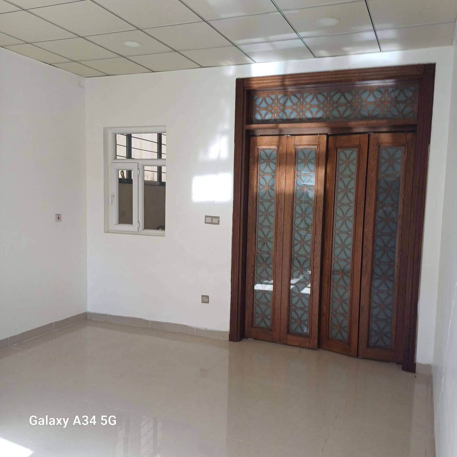 بيت مجمع بانك ستي...للبيع 
مساحة ٣١٥. متر 
طابقين .. ٤ غرفة نوم.. حمام ٢.  طابق اول .. استقبال..وهول.. ومخزن.. مطبخ كبير ..  كاونتر ..البيت بي سبالت. 
طابق. الاول..  ٢ غرفة نوم. حمام. ومطبخ. وهول..  
وحديقة. وكراج
***********
***********
