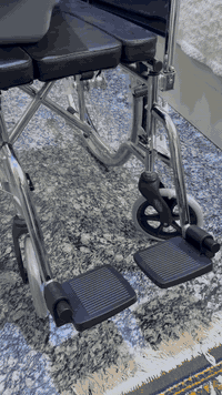 كرسي حجم أطفال يستعمل للحمام ايضاً مع اداواته كاملة للبيع بسعر ١٥٠ الف للتواصل ***********
