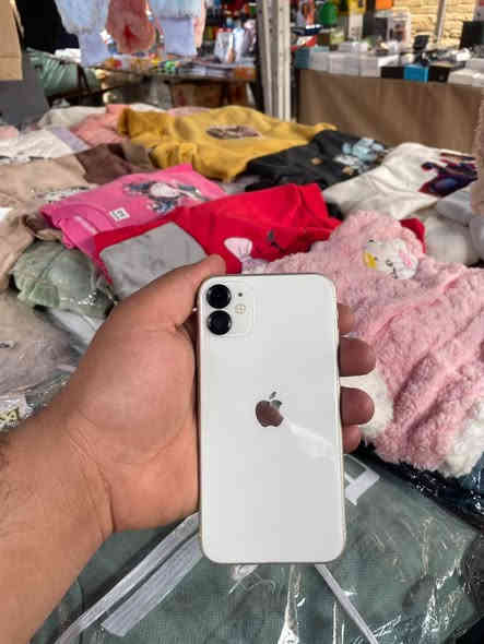 آيفون 11 عادي 
ذاكرة 128 
جهاز نضيف جدا 
مبدل فقط شاشة تفصيخ 3 خيارات 
بطارية 75 حقيقي 
جهاز كلش نضيف أمانة الله 
قفلة 250  
للبيع او مراوس وانطي فرق 
***********
