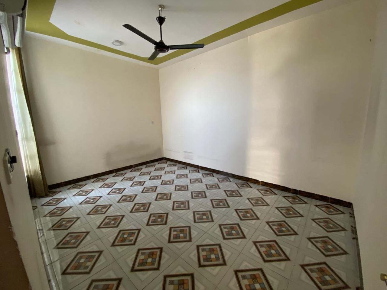 بيت اللايجار طابق واحد  العنوان الرمادي شارع ٦٠ مجاور دائر الكهرباء او مجاور جامع المعراج
غرفتين و صاله وستقبال و مطبخ و حمام و صحيات خارجيه وداخليه وكراج 
💬للأستفسار مراجعه السعر500   
       مكتب مصطفئ العلواني للعقارات  ***********   📲
🌐الرمادي الشركه مجاور اعداديه فلسطين
