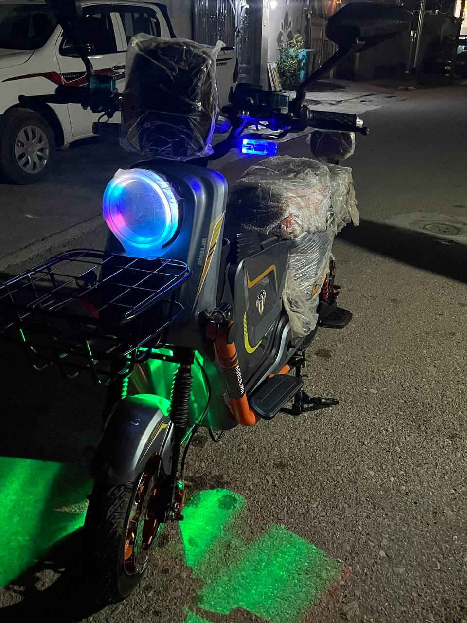 ماطور شحن X900 كوري للبيع
بعده جديد مستخدم أستخدام خفيف تقريباً 3 أشهر ونصف

-كامل مستلزماته الاصلية وياه (محولة شحن + البايدرات الجديدة) 

-حساسات امامية و خلفية شغالة بشكل كامل 

-انارات امامية و خلفية شغالة كامل (دبل اشارة و اضاءة و نشرات) 

- بيه صندوق للاغراض أيضاً كما موضح 

- يحتوي على 5 بطاريات 

- يحمل نفرين عادي جداً 

- كل المذكور تكدر تجربه ووتشوفه كدام عينك

السعر / 550 ألف وبي مجال 

المكان جلولاء 

للإستفسار راسل خاص

 او على الواتساب /***********
