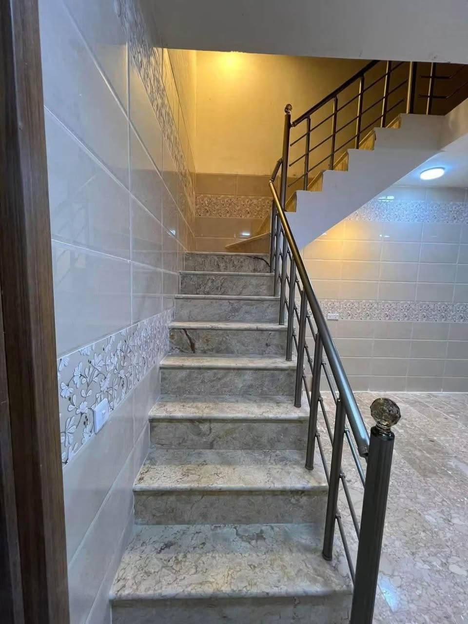 #للايجار في منطقة السيدية 

بيت سكني جديد ونظيف جداً، جاهز للسكن، يتميز بموقع هادئ ومناسب للعوائل.

المساحة: 100 متر

🔹 يحتوي على:

* 4 غرف نوم

* صالة

* مطبخ

* خدمات عدد 3

💰 الإيجار: مليون ونص 

📞 للاستفسار:***********
