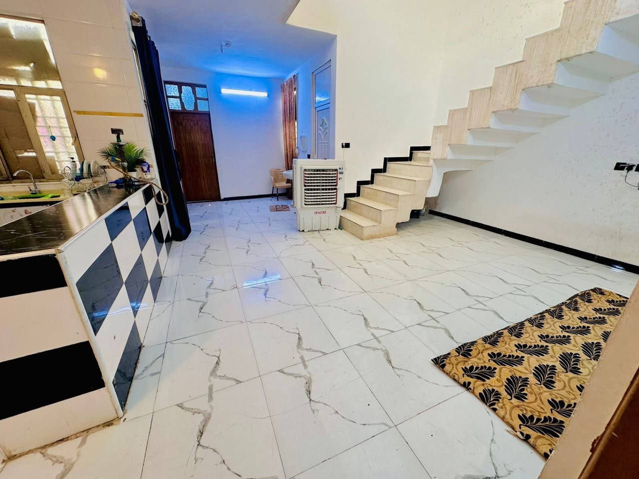 السلام عليكم
بيت للبيع حي ذويب الاول خلف (قاعه لافندر)  يبعد عن الشارع العام 50م
المساحه 240م
غرفتين نوم
صاله
استقبال نساء
استقبال رجال
صحيات داخليه وخارجيه
للاستفسار: ***********
