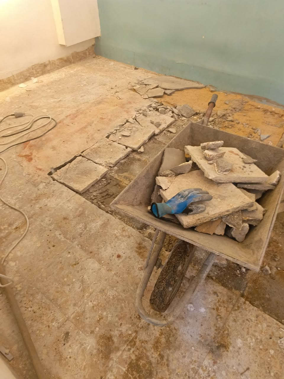 السلام عليكم  ورحمه الله وبركاته
اي شخص يريد تنظيف  بيت تفتيش  كاعيه  الحيطان  يتصل على هذا الرقم ‏‪***********‬‏
