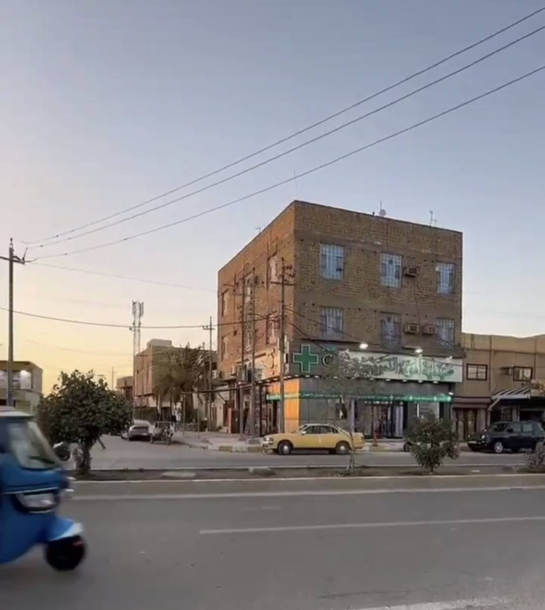 دار للبيع طابقين المساحه 100 متر أمامي في الصالحيه قرب جامع صاحب الزمان يحتوي على مطبخ واستقبال وصاله وغرف عدد 3 للأستفسار الاتصال على الرقم *********** ناصرية, ذي قار
