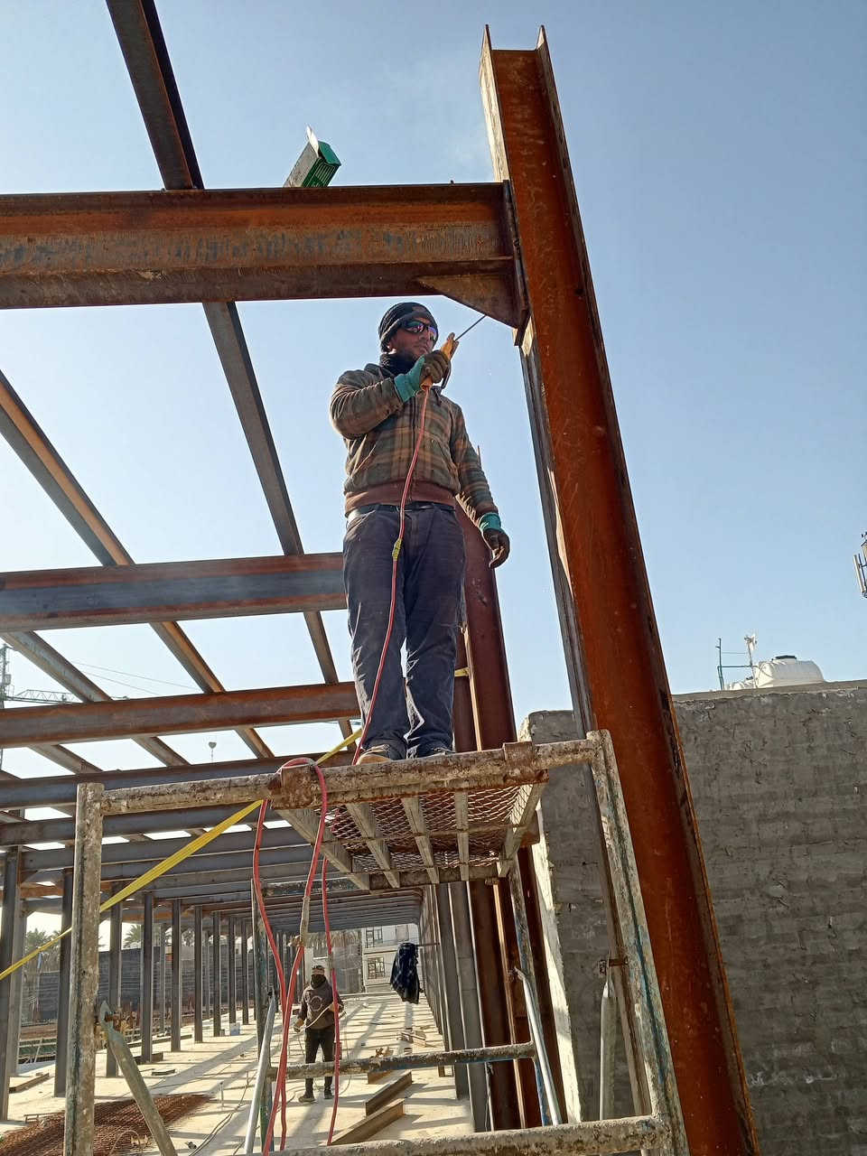 مرحبا اني شاب من بغداد شتغل حداد متنقل وجوال وين مجان اجي ابواب شبابيج كرفانات  فريمات اعلانات ***********
