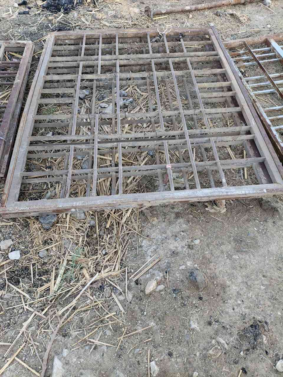 يوجد هذا نوع من الحديد يرهمن سقايف للبيع عدد 2طول 4 متر رتفاع 2 متر و 5    2 في 2 تصال على هذا رقم الهاتف ***********
