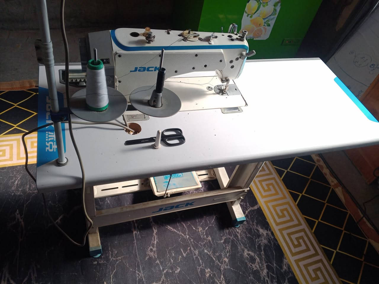 ,البيع مكينه مال خياطه صناعه راقيه عدم تفرغ سعر 350وبيه مجال مكاني كربلاء طويريج ***********
