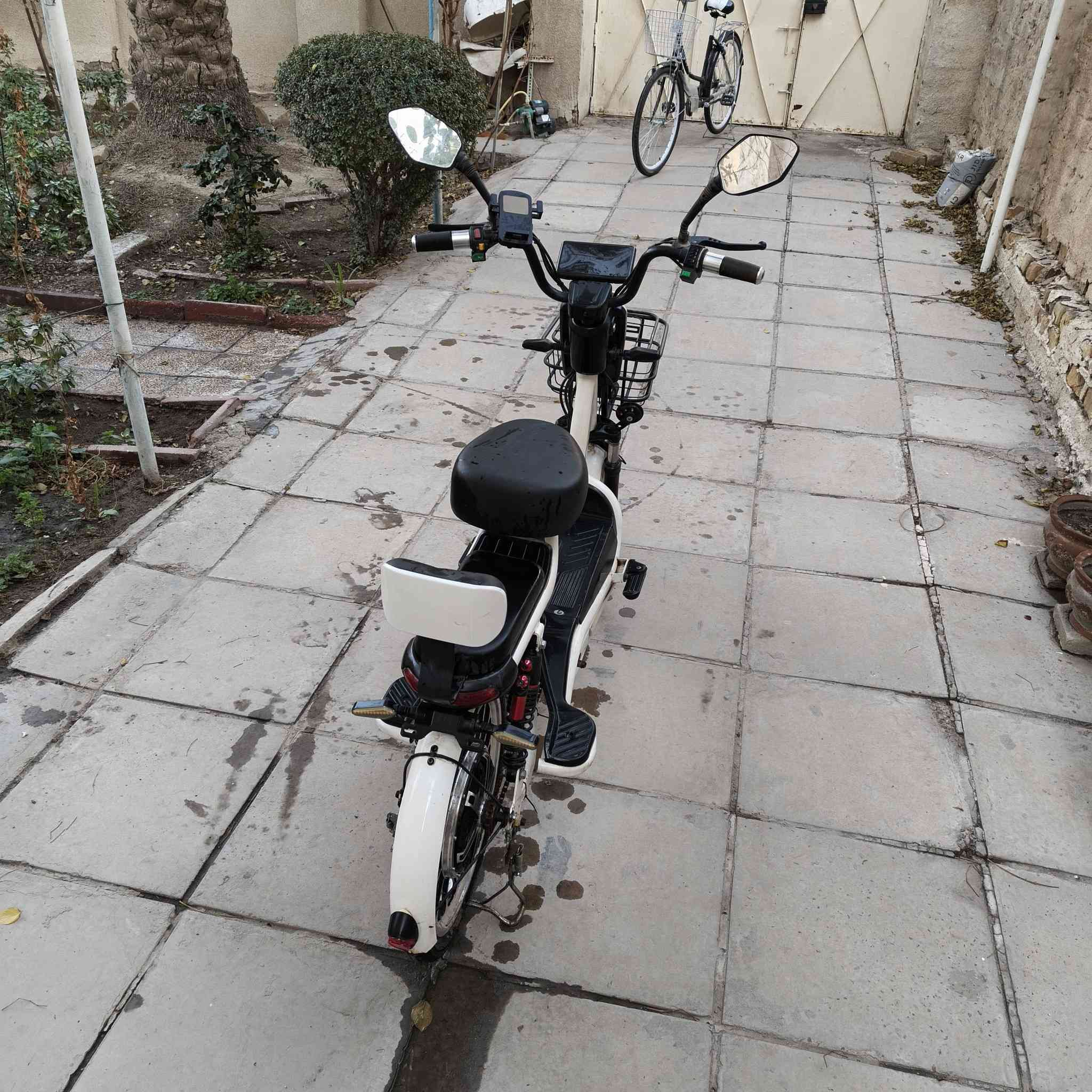 السلام عليكم...
‎باسكل شحن للبيع. 
‎
‎⚙️ المواصفات والأداء:
‎- اللون ابيض 
‎- السرعة القصوى: 80 كم/ساعة (حقيقية).
‎- نظام القيادة: 4 سرعات مختلفة
‎- موديل 2025  (أكبر حجم متوفر! (قياس 24)).
‎- البطاريات: طقم 5 بطاريات اصليه (60V / 32A).
‎- الأمان: جهاز إنذار ضد السرقة + قفل التاير الخلفي + قفل السرج والبطارية.
‎- الشاشة: شاشه دجتل نظام الحديث لعرض (السرعة، المسافة، مستوى الشحن، وكشف الأعطال).
‎- مرايات2وياها
‎- ملف 1200
‎
‎🌟 الإضافات والرفاهية
‎- الإطارات: حجم كبير مع ويل كب مميز.
- ‎سلة أمامية واسعة.
‎- بايدر مساعد (يعمل على شحن البطارية أثناء القيادة).
- الاضاءة: نظام LED (نهاري، ليلي، إضافي، وخلفي)
+ اضاءة ترحيبيه ❤
‎- التحكم: تشغيل عن بُعد (بصمة)، مفتاح نوعين 🔑،
‎- شاحن سريع!
‎- ستاند موبايل 
‎- سماعات بلوتوث
‎- بايدانات
‎
‎💰 السعر: 420 وبي مجال.
‎للأستفسار والطلب: اتصل على الرقم أو المراسلة واتساب.
‎📞 رقم الهاتف: ***********
‎📍 العنوان: كربلاء المقدسة
