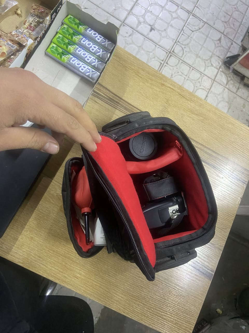 كانون 1300d مضمومه ما مستعملة كلش نظيفة على وظعها كامله هي وملحقاتها بغداد ***********
