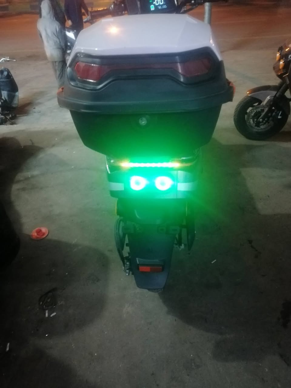 دراجه شحن 318 باب اول شرط البطاريات وين ماتريد افحص دبل بصمه صندوك + خوذه السعر خابر *********** غير متواجد على الفيس
