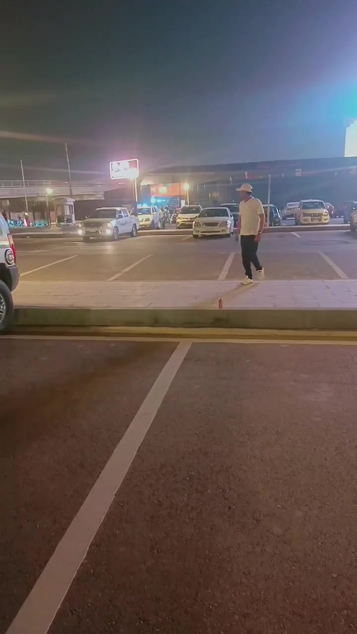 السلام عليكم.. همر موديل. ٢٠٠٩  وارد خليجي. رقم بغداد  انكليزي سياره كامله مكمله ما تصرف عليها دينار واحد . سياره جديده  وسونارها وياها مثل ما موضح بالصور.. وانتو بعد تعرفون  مواصفات الهمر الخليجي. ما يحتاج اشرح. رايدها ب 120.. السوك كلشي بي حتى ب٧٥ ورقه  تلگه  بس راكضه وتركضك وياها. هاي السياره العندي جديده  وما بيها اي نقص وكلشي بسعره كهربائيات كلها شغاله ماكو دگمه بيها ما تشتغل تبريد ثلج بعز الصيف الحماووه  صفر  جوه النص بخط. مكان السياره بغداد  للاستفسار اكثر  اتصل على الرقم ***********  اتصل وتشلع عيوني .
