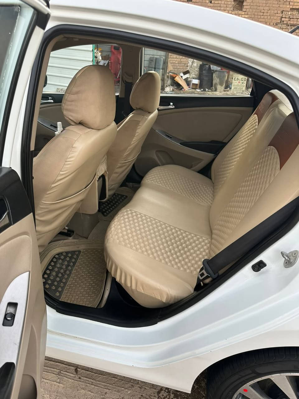 السلام عليكم اكسنت موديل 2015 مواصفات فول فتحه رقم بصره بأسمي تحويل ثاني رقم الانكليزي السياره ماشيه 152حقيقي مكينه كير عل وضع الشركه كفاله حداديه جديده تخم تاير جدد دوشمه جديده ارضيه مفروشه جلد السياره بيها  صبغ جماليه  قليل كلش والسونار موجود السعر 105وبيها مجال للشراي تفاصيل اكثر ***********
