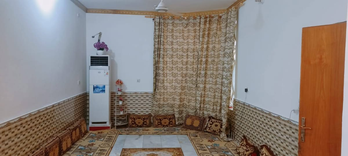 بيت للبيع ٢٠٠ متر غرفتين وصاله ومطبخ واستقبل وصحيات داخليه وخارجيه بيت كامل طابق واحد  شارع سديناويه يبعد عن سريع ١٥٠٠متر فرع مدرسة الامنيات ٣ فرع ثاني بيت عن ركن الهاتف ***********
