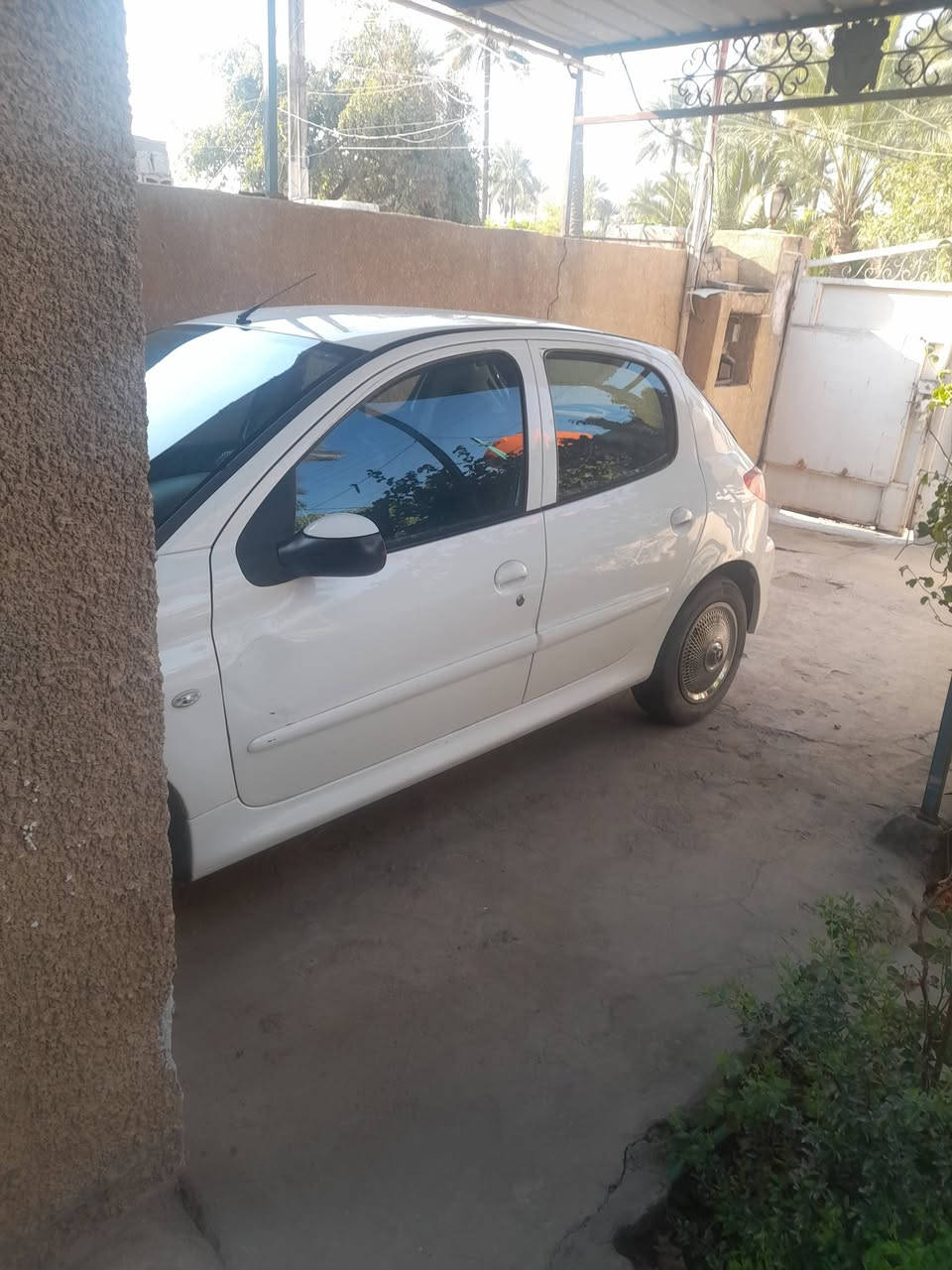 السلام عليكم بيجو 206 موديل2012 محرك وكير مكفول رقم انبار سنويه 2030 مابيها قطره صبغ بأسمي كهرباء كلها شغاله تبريدها فقط يحتاج كمبريسر مكاني بغداد المدائن السعر 42 مجال بسيط ***********
