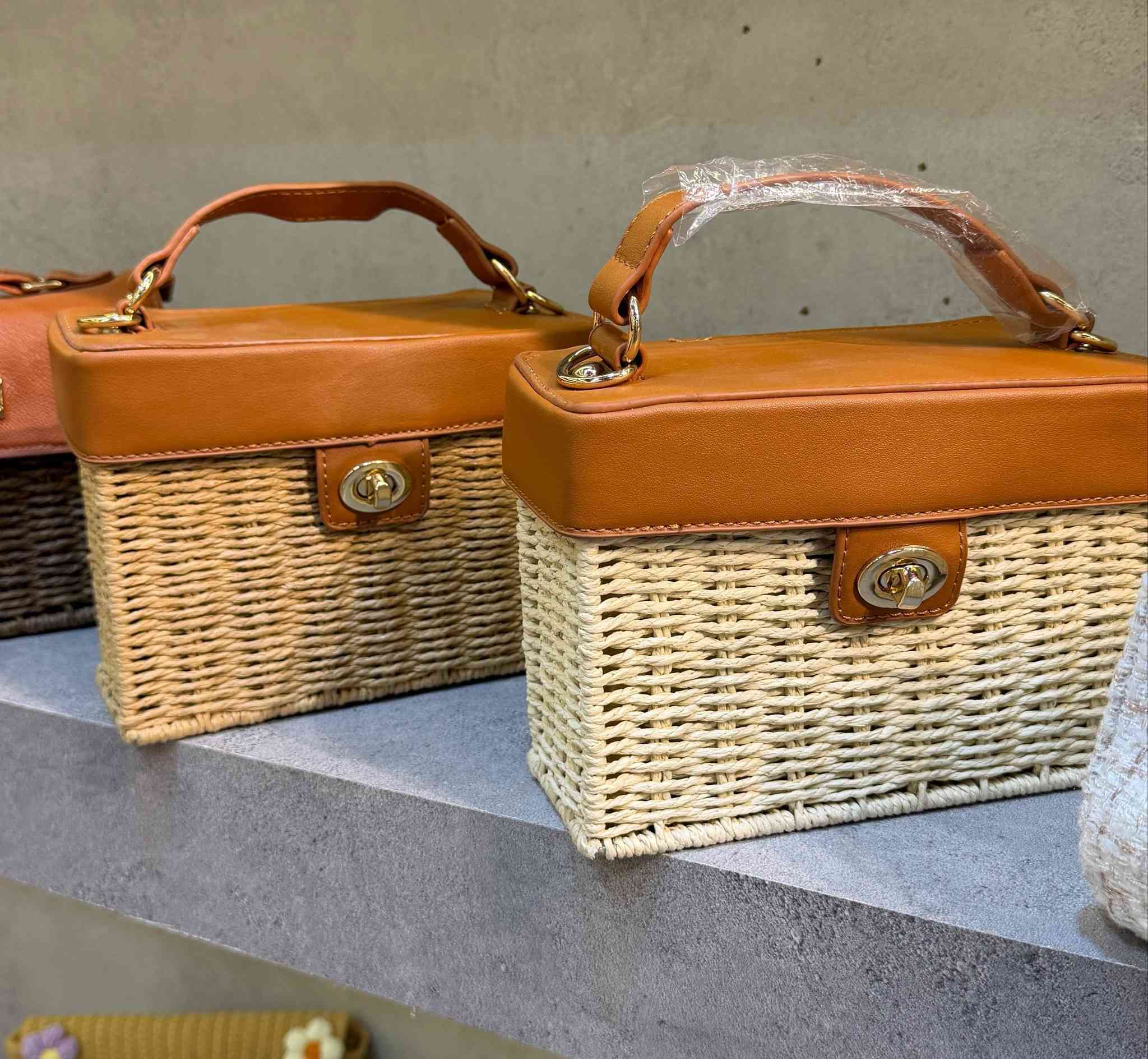 ((يتوفر جملة ومفرد))

وصلت تشكيلة حقائب الخوص الجديدة

جودة عالية وتصاميم عصرية تناسب كل الأذواق.

اطلبي الآن وتميزي بإطلالة صيفية أنيقة

 متوفر خدمة توصيل إلى جميع المحافظات العراق خلال يوم واحد يوصلكم🚕🔥🔥


**إذا كنت صاحب هذا الإعلان وتريد حذفه لأي سبب، رجاءا أرسل رسالة إلى الدعم الفني**