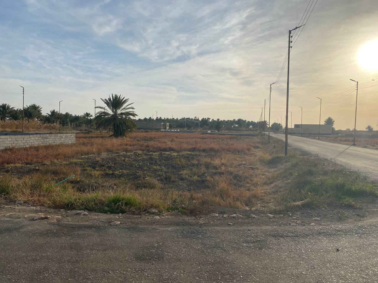 قـطعه ارض للبيع
المساحه 400...متر 
تريد 300متر عادي ابيعلكك 
ركـن ع شارعين كبال هور جبور
مجمـع الصادق 
تبعد عن شارع العالم 100متر
‏‪0781 508 3576‬‏
