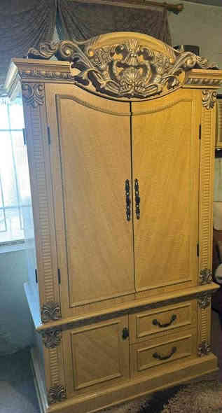 غرفة نوم ملكية للبيع
نوع الخشب ماليزي 
عدد القطع ٧ قطع كامل ملحقاتها
بدون حادث بدون شخط كلين
للاستفسار اتصال ع رقم 
***********
مكاني ال٦٠٠ صليخ شارع شيف علاء
سعر ٧٠٠
