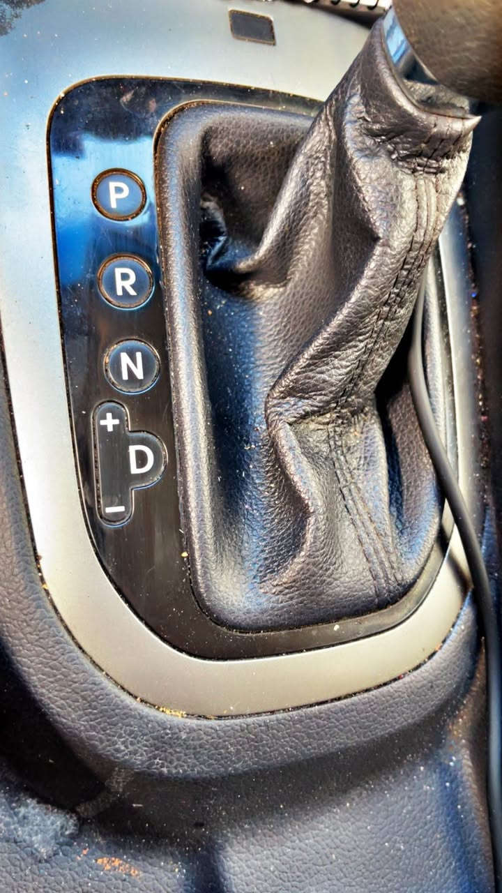 کیا ریۆ ٢٠١٤
تۆماتیک و عادی
ئاوێنە کارەبا و شەفت
شاشە کامێرە
سیستەم غاز و بەنزین
شەغال
سوکان ڤۆلیوم تەلەفۆن 
ناو قەیسی مکینە گەورە
پێنج پارچە سبغ
سەنەوی ٢٠١٤ بەسەرچوە
١٣٥٠٠٠کم رۆیشتیە
سفر حەوتسەد و پەنجا هەشت سەد و دوو سێزدە نەوەدو دوو *********** أربيل, العراق
