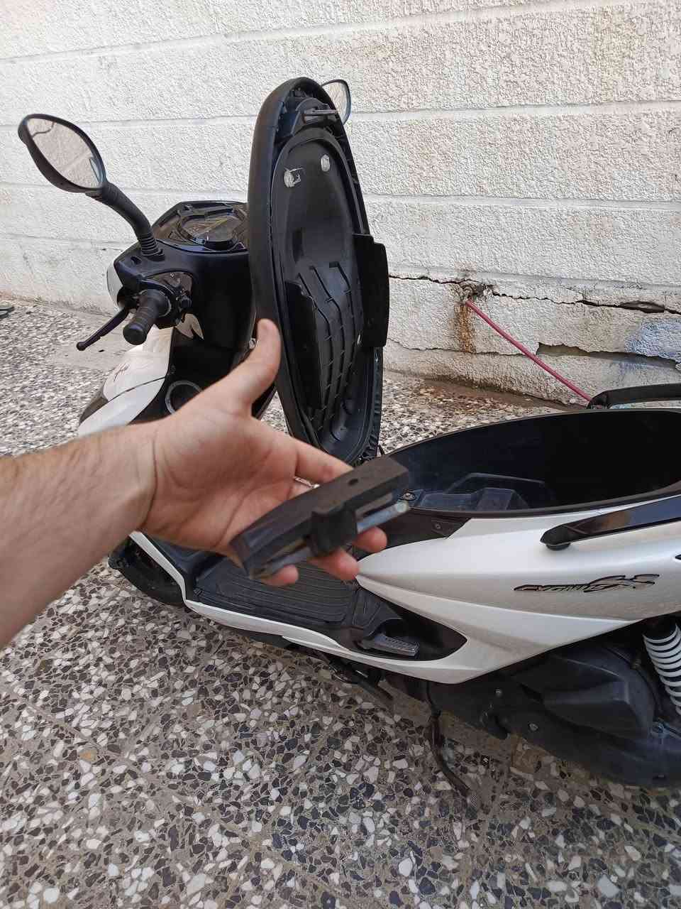 دراجة سكنس فحل لد طلاعات نوزل خطين كفالة عامة منزلها رمبة على أيدي ربع متصرف عليها وكل نقص ما بيها  أوراقها كاملة سعرها  مليون و تلثمية وخمسين 1350مكاني الشعلة ***********
