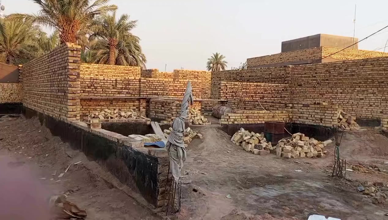 هيكل للبيع المساحه ٢٣٠ م حي فرات شارع رئيسي مقبل ٠ليث ابو الحاسبات يبعد عن شارع رئيسي ١٠٠م طابو زراعي ***********
