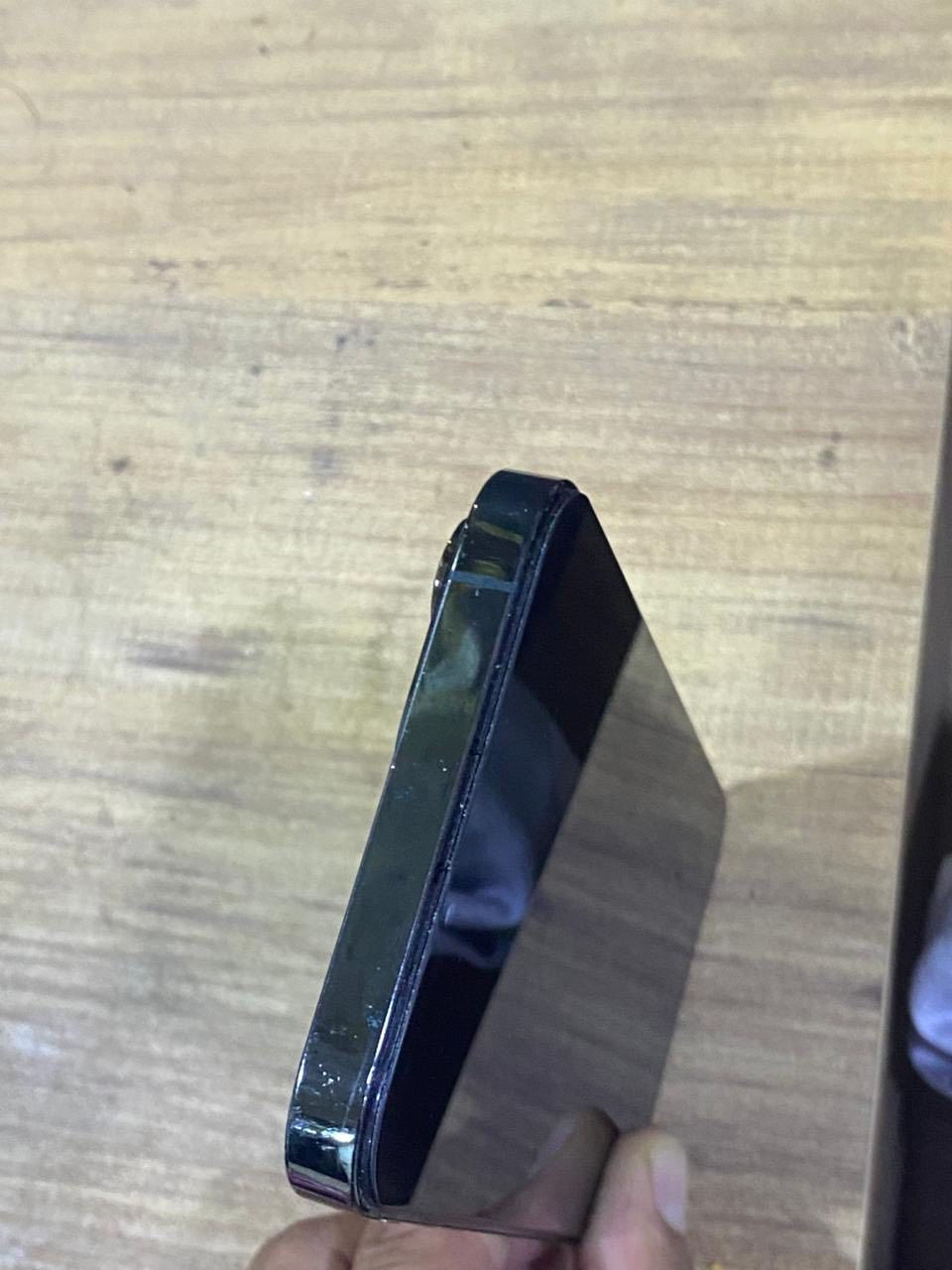 سلام عليكم شباب آيفون للبيع 13الجهاز مستمدل  شاشه ذكره 256بطاريه 88  السعر 400قفل. ***********
