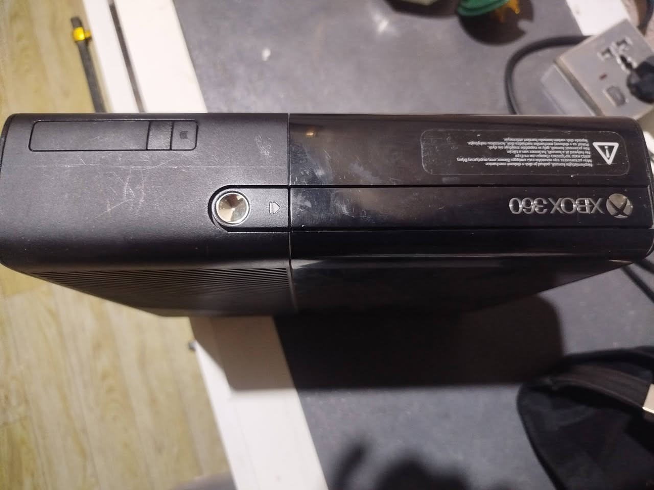سوبر سلم Xbox 360  مهكر
كامل ملحقات ويا يدة اصلية مال الجهاز ويدة ثانية مال بلي تو وياها توصالة 

90 الف واكو توصيل ***********
