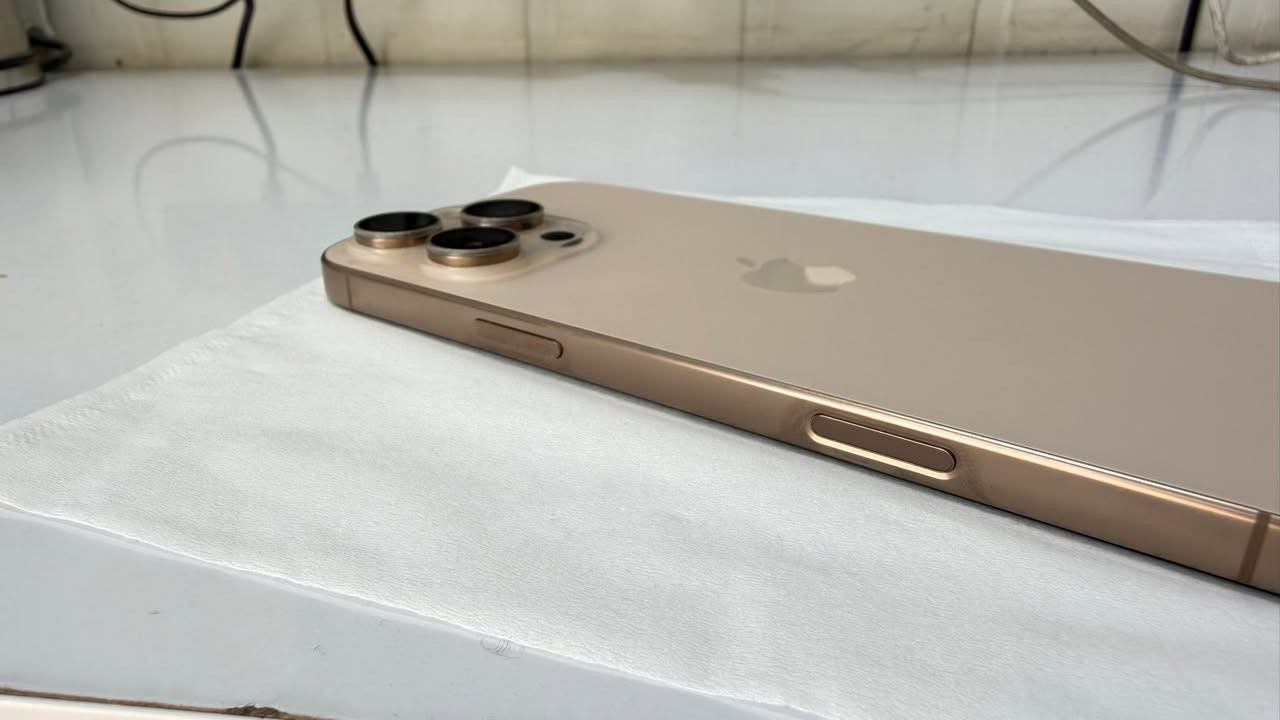 آيفون 16 برو ماكس  نظافه 100‎%‎. مستعمل. وبطاريه. مثل ما موضح بصوره كلشي ما بي لا مفتوح ولا بي  اي شخط فول نظافه كامل ملحقات كارتونه وكيبل  
***********
