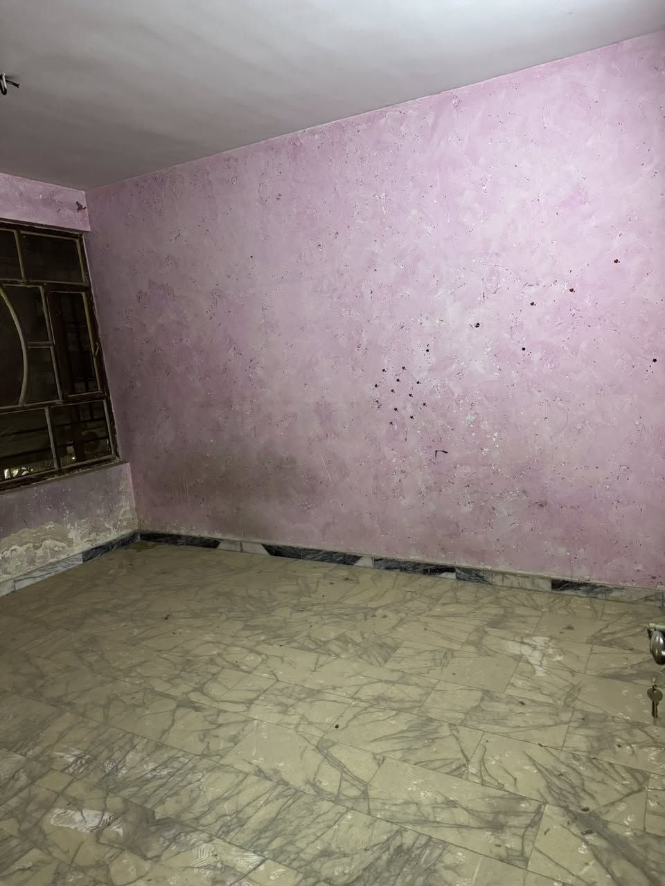 للايجار مشتمل ركن ثلاث طوابق يحتوي على ثلاث غرف نوم وخدمات طابقين العنوان الطالبية شارع عشرين للاستفسار حيدر العادلي
***********
