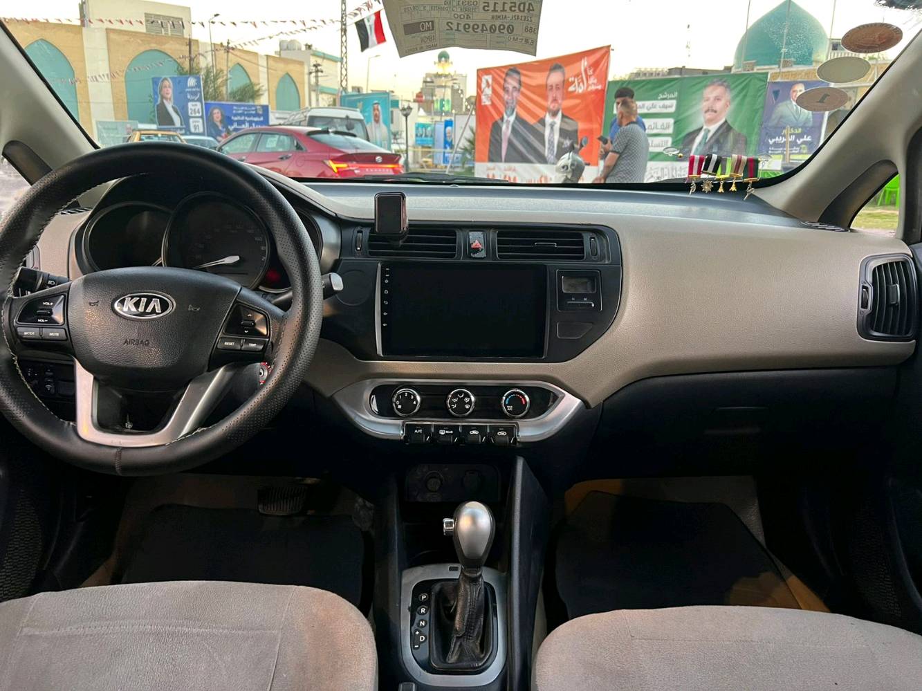 سيارة كيا ريو موديل مميز، لون صفراء. السيارة بحالة جيدة وهناك بعض العلامات الطفيفة على الهيكل كما يظهر في الصور. الداخلية نظيفة ومجهزة بجميع المرفقات الأساسية. مثالية للاستخدام في المدينة.