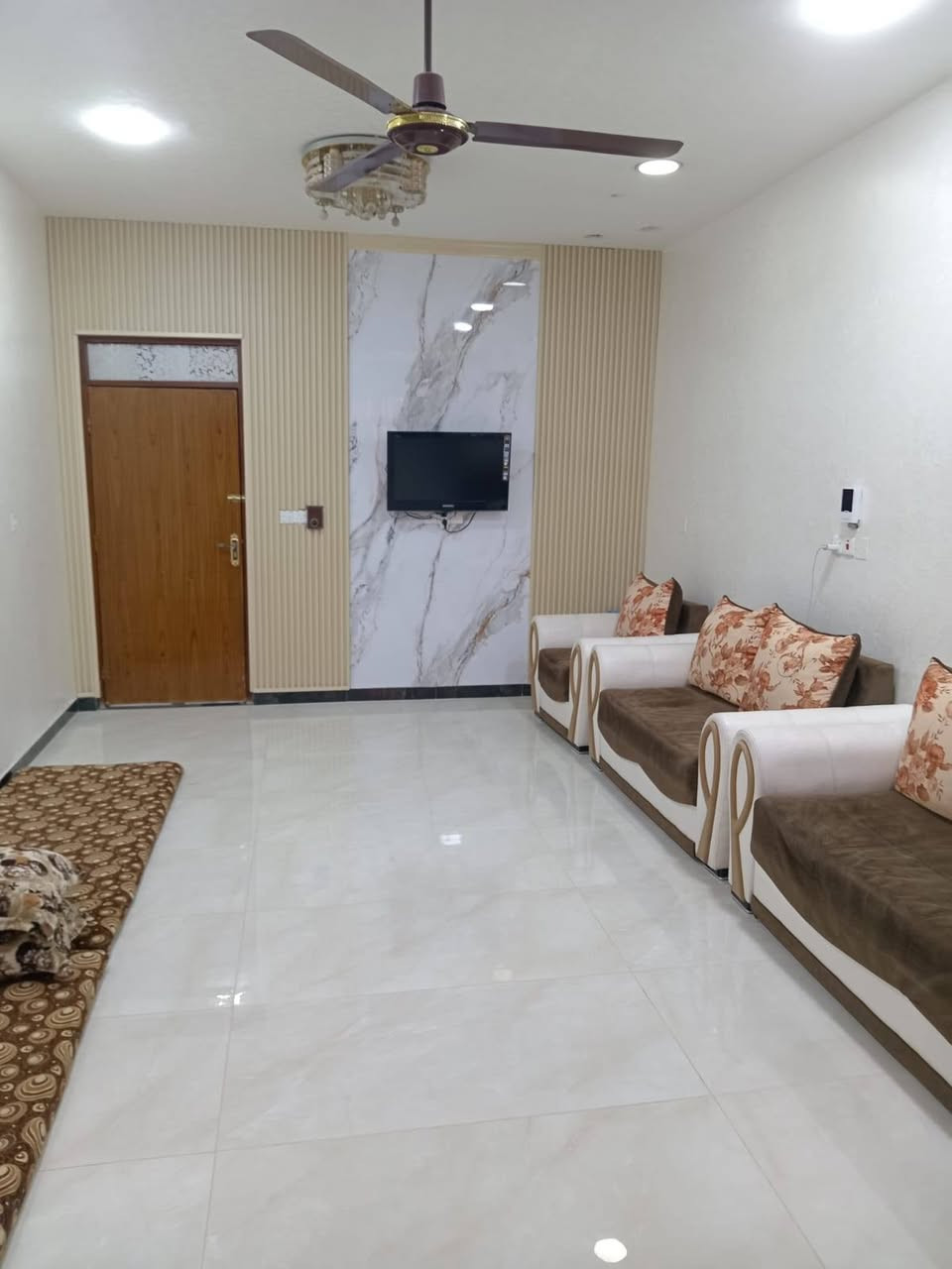 دار للبيع  طابق ونص في منطقه حي الصديق طابو صرف بأسمي قرب شارع المطار بضهر جامع الحليم الي على شارع المطار مساحه ١٥٠ متر ٧ونص في ٢٠ يحتوي الطابق الأرضي على گراج كبير استقبال ٦ونص في ٤ مطبخ ٣في٤ ونص حولي درج  ٦في٥ غرفه ٥ في ٤ وصحيات خارجيه وداخليه
حمام ١٧٥  في ٢٧٥  منور ١٧٥ في ٤ الطابق الثاني غرفه نوم ٥ في ٤ بيتونه كبيره  وحمام سقفهن سندويج واكو غرفه اضافيه للأطفال سندويج بنل للاستفسار أكثر *********** واتساب
***********كورك
