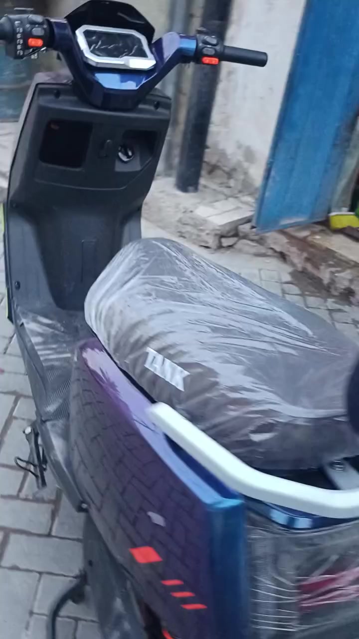 ‏السلام عليكم دراجه تانك 6بطاريات كبار مديل 2025 بيها ضربه بصيطه بل كفر الجانبي والهورن واكف بي عطل بسيط بيها نظام الرجوع R اربع سرع السرعه مالتها 99 نظام بلوتوش mb3تمشي بل شحنه الواحده 40كيلو  السعر خاص او على الواتساب ***********مكاني بغداد مدينه الصدر
