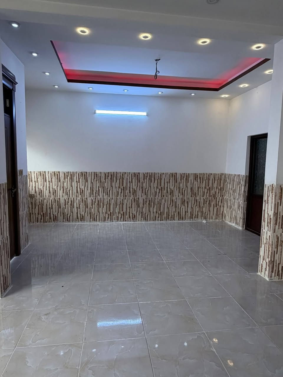 خانوو بۆ فرۆشتن لە گەڕەکی کوردسات بە سعرێکی زۆر گونجاو
📐 ڕووبەری گشتی: 150 مەتر
📏 پێشی خانوو: 7.50 مەتر
✔️ شوێنێکی ئارام و گونجاو بۆ ژیان
✔️ نزیک لە بازاڕ، قوتابخانە و خزمەتگوزارییە سەرەکییەکان
✔️ گونجاو بۆ خێزان
📞 بۆ زانیاری زیاتر و بینینی خانوو، تکایە پەیوەندی بکە.

0773 787 0006
