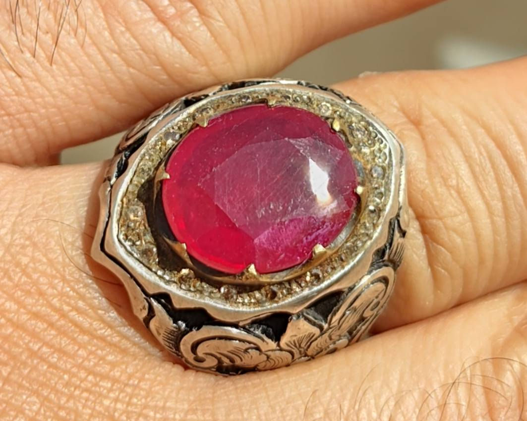 الياقوت الافريقي الاحمر للبيع ***********
