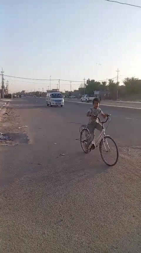 السلام عليكم بيت 100متر بيت جديد قريب علا شارع العام للاتصال ***********
