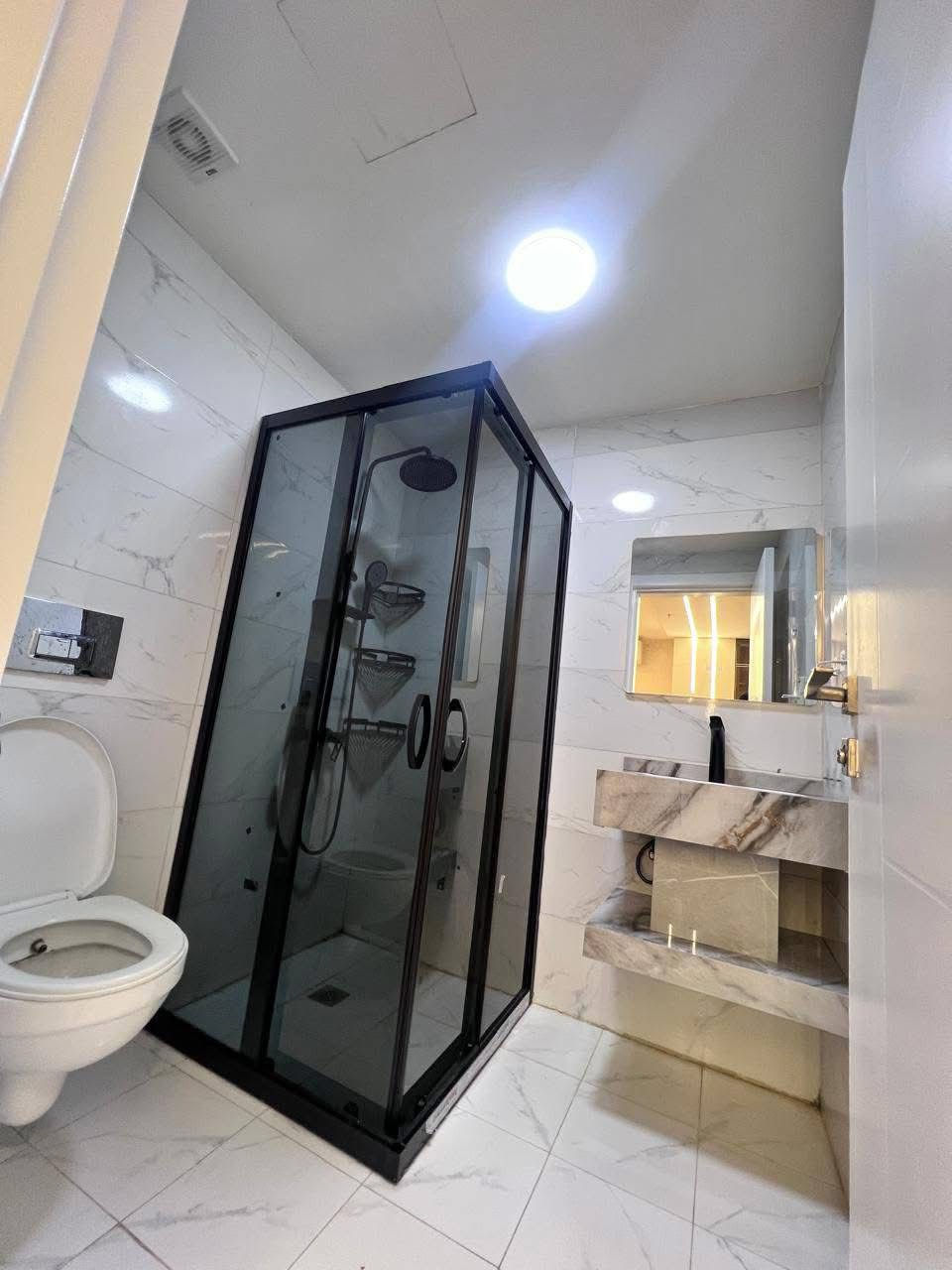 للبيع او للإيجار 

.شقة مؤثثة VIP 

.مؤثث 

.مكانها اربيل 
مجمع لايف تاور
تبعد 2 دقيقة عن امباير 
و4 دقايق عن المطار 

.غرفة 3
.صالة
.مطبخ 
.حمام 3
.طابق  14م 
.مساحه "160م
.واجه خارجي 

للأستفسار اكثر التواصل واتس اب 

- ***********
- ⁠***********
