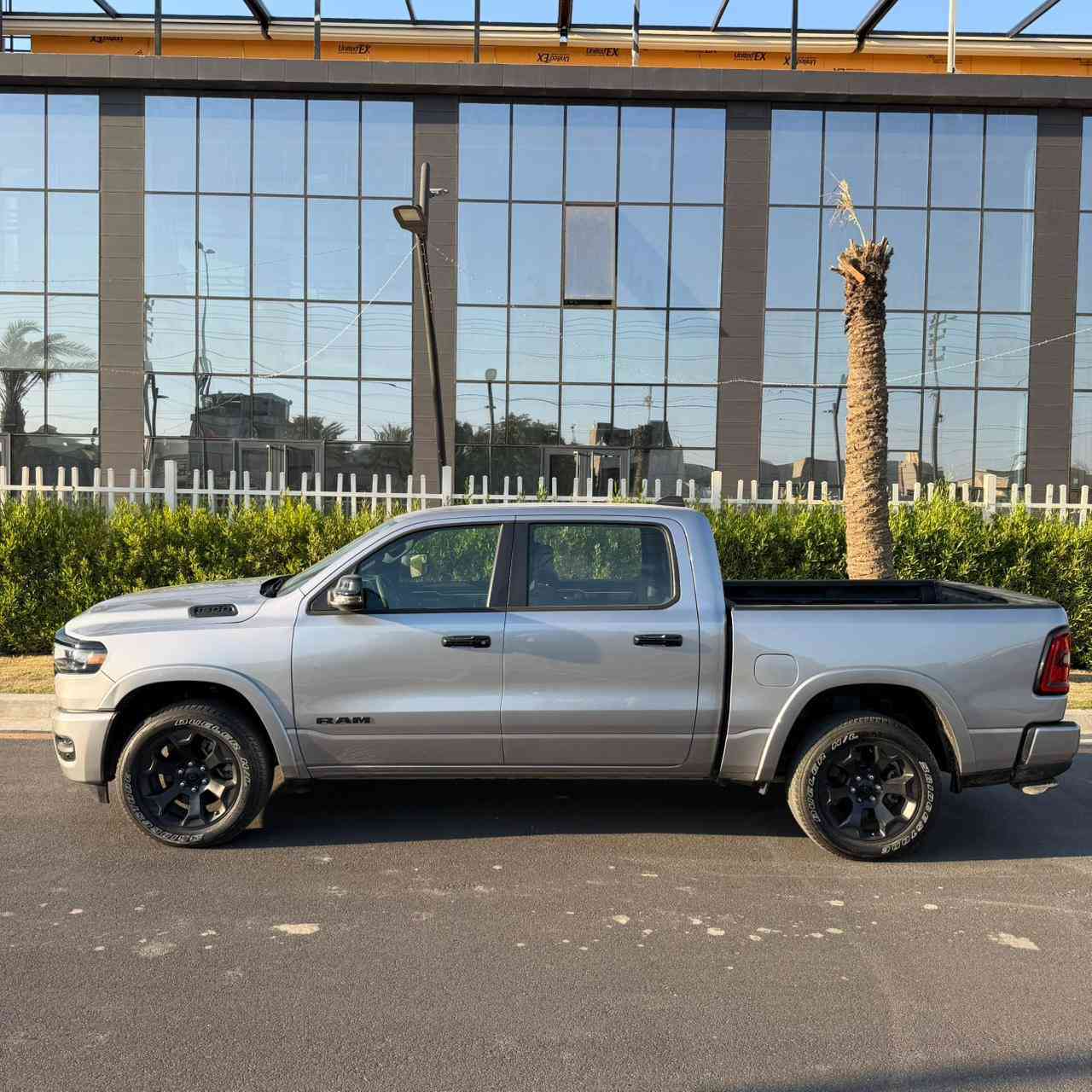 السلام عليكم ترهم مراوس
دووج رام 2025 

فئة Lone star ⭐️ 

باب طويل بدي قصير

يسره كلير

ماشية 11 الف ميل 

محرك 6 سلندر توين تيربو 

رادرات 360 

شاشة تيسلا بلادية

سستم الباين 

رادار امامي  

تثبيت مسار 

اماكن تخزين تحت المقاعد الخلفية 

قاصة 

كامرة دوارة 

صور الحادث مرفقة التفاصيل كلها مذكورة 

حادث جدا بسيط بنيد تبديل وصبغ وجاملغ

والسيارة مصلحة بالوكالة بامريكا وحتى السستم الايرباك  بلادي  

 ***********

بغداد البياع
السعر 375
