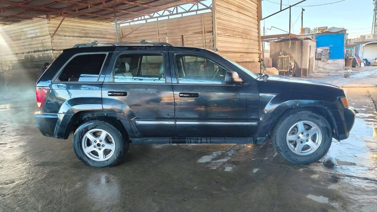 السلام عليكم للبيع جيب لاريدو موديل 2007 
السيياره مكفوله كفاله عامه ما عده جاملغ الايمن فقط 
مكينه هيمي8 سلندر المكينه بيه بخار فقط السياره بسمي 
مكلف بل نشر الاستفسار الاتصال ***********
