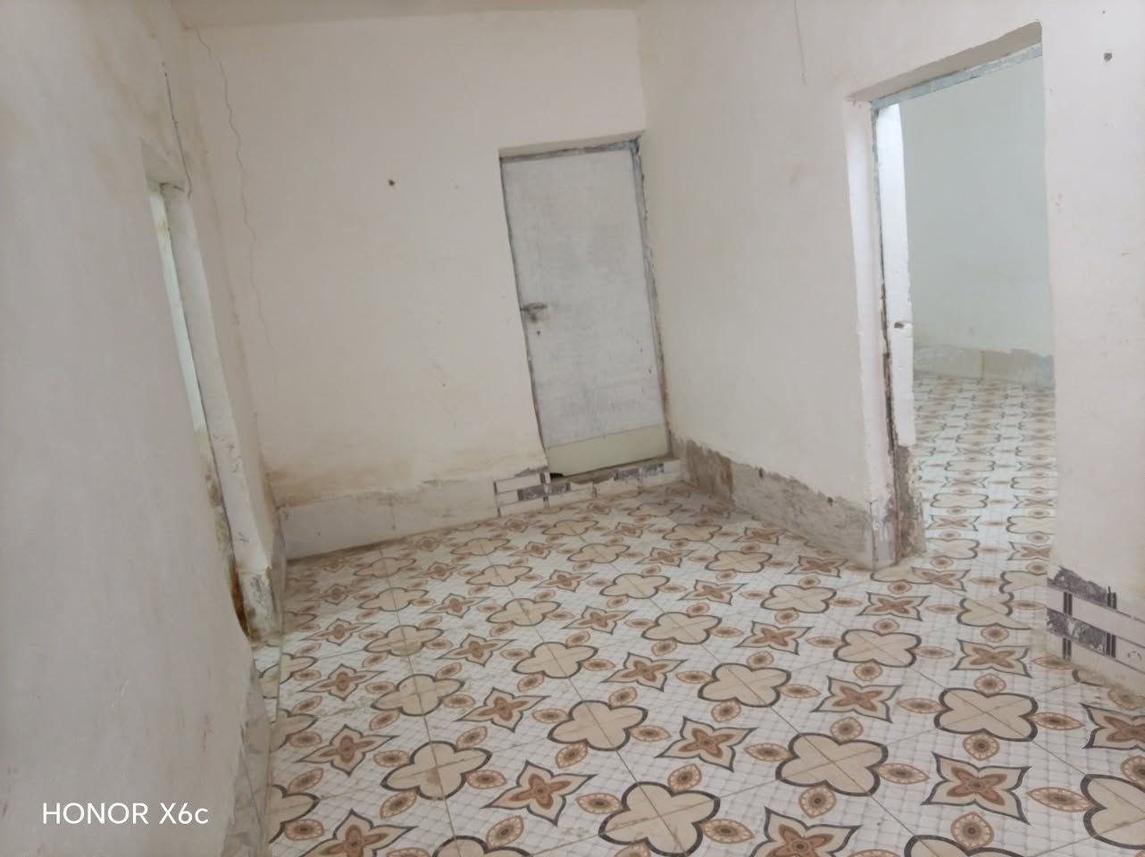 السلام عليكم 
بيت لايجار  مكون من غرفتين ومطبخ وصاله وستقبال وصحيات  مساحه 250
عنوان حي ضبيع قرب المدارس الاستفسار اتصال ع رقم ***********
