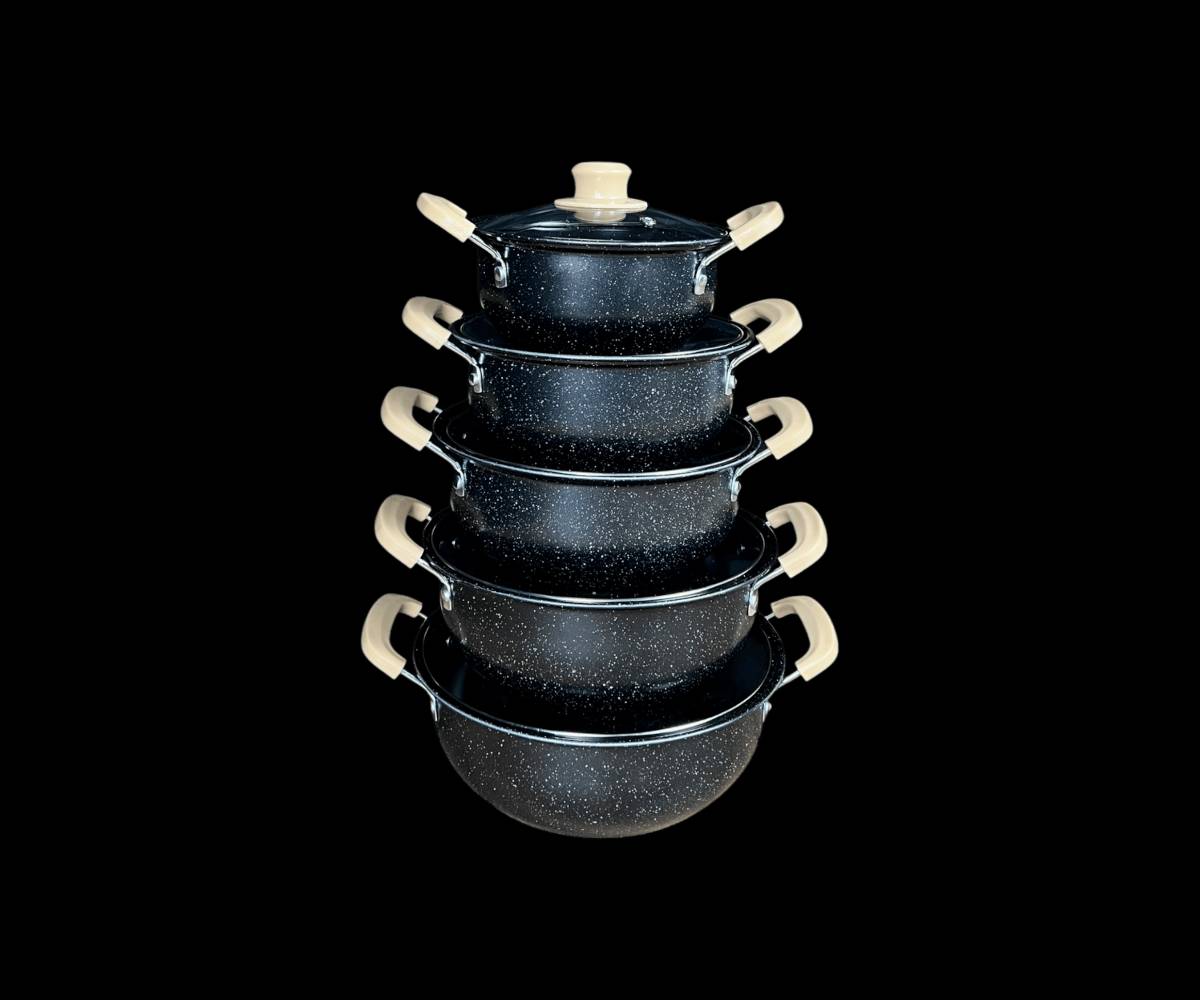 سيت قدور ماربل 5 قطع HotChef بأغطية زجاج حراري

الاستخدامات:

طهي الرز، المرق، الشوربات، واليخنات بمختلف أنواعها.

تحضير المعكرونة، السلق، وطهي الخضار واللحوم.

مناسب للاستخدام اليومي في المطبخ المنزلي.

مثالي للعائلات الصغيرة والمتوسطة.

يمكن استخدامه على مواقد الغاز التقليدية.

المميزات:

سيت مكون من 5 قدور بأحجام مختلفة:

18 + 20 + 22 + 24 + 26 سم.

طلاء داخلي وخارجي ماربل غير لاصق عالي الجودة.

خالي من مادة PFOA الضارة.

توزيع متساوي للحرارة لنتائج طهي أفضل.

أغطية زجاج حراري مقاومة للحرارة مع فتحة بخار.

مقابض جانبية عازلة للحرارة بتصميم مريح وآمن.

سطح مقاوم للالتصاق وسهل التنظيف.

مناسب للغسل اليدوي وغسالة الصحون.

لون أسود مرقط بتصميم أنيق وعصري.

محتويات الصندوق:

5 قدور بأحجام مختلفة (18 – 20 – 22 – 24 – 26 سم).

5 أغطية زجاج حراري.

الملاحظات:

غير مناسب للاستخدام على مواقد الحث (Induction).

لا يُستخدم داخل المايكروويف.

يفضل استخدام أدوات خشبية أو سيليكون للحفاظ على الطلاء.

بلد المنشأ: الصين.

قياس الكارتون:

- طول 27 سم
- عرض 27 سم
- ارتفاع 20 سم

التوصيل مجاني 