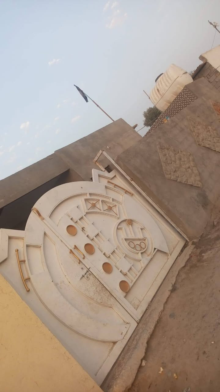 سلام عليكم بيت مساحه 300مع قطعه200 هيه 500بناء300 و200باقيه حديقه. بيت كامل مكمل بس جيب غراضك وكعد كهرباء خط وحدك  ..الماء 24ساعه كلش قوي بدون مأجور يصعد لتانكي  
لبيت يتكون من 3اغرف ..صاله ...مطبخ ..حمام داخلي ..حمام خارجي .صحيات. كامله انتصل على رقم..*********** 

تنويه طابو زراعي  مكان قرب جسر دوار
