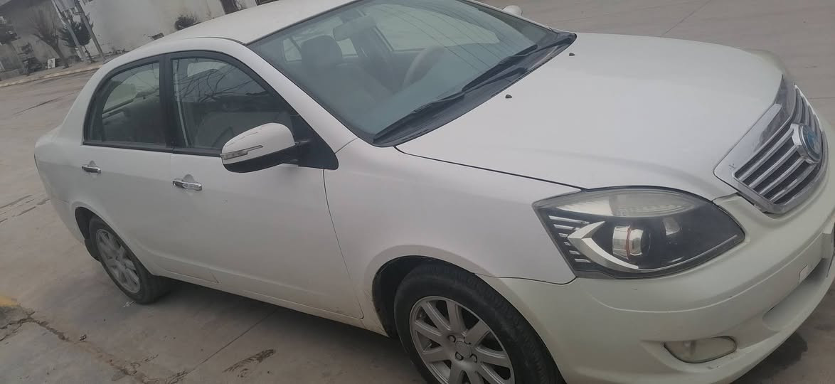 جیلی
ڕه قه م سلێمانی مۆدیل 2014دە یە
سپی به فری 1پارچە و
1په لە ی بۆیاخە  نوکە دە رزی
لێ دراوی پێ وە نی یه هیچ
دە عامی بۆ دە عامی به شه رت
سه نە وی  نزیکە ی 2مانگە
به سه ر چو وە  سعری 61مە جال
***********
